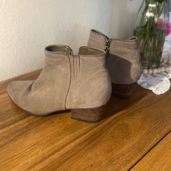 Blondo
Taupe
Size 8.5
Water Resistant
Suede
Ankle Boots
1.5” Heel - Picture 3 of 16